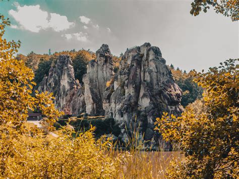  Das Bairin-Gebirge - Mystische Felsformationen und atemberaubende Aussichten!