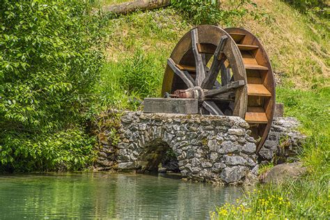 Das Wasserrad am Yuhe Fluss: Ein Symbol der Tradition und des fließenden Lebens in Lijiang!