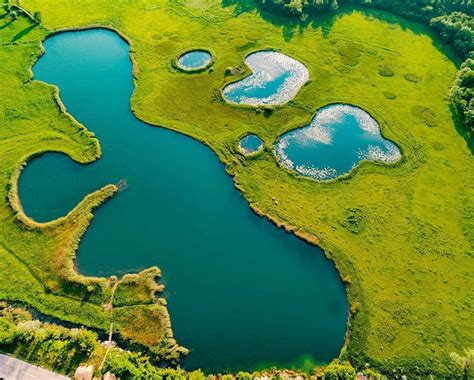 Das Yongzhen-Gebirge - Eine Reise in die Welt der bunten Erde und mystischen Wasserfälle!