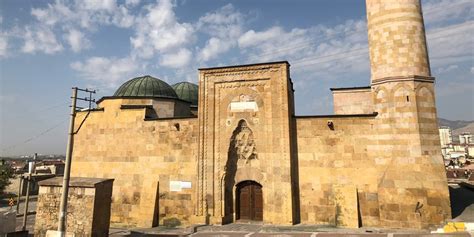 Der Alaaddin-Moschee: Ein architektonisches Juwel im Herzen von Niğde!