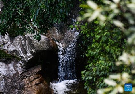  Die Fabelhafte Welt des Hanjiang-Wasserfalls - Ein Naturwunder in Hanzhong!