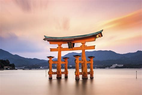  Die Itsukushima-Schrein: Ein Flottierender Schatz auf Miyajimas Wellen!